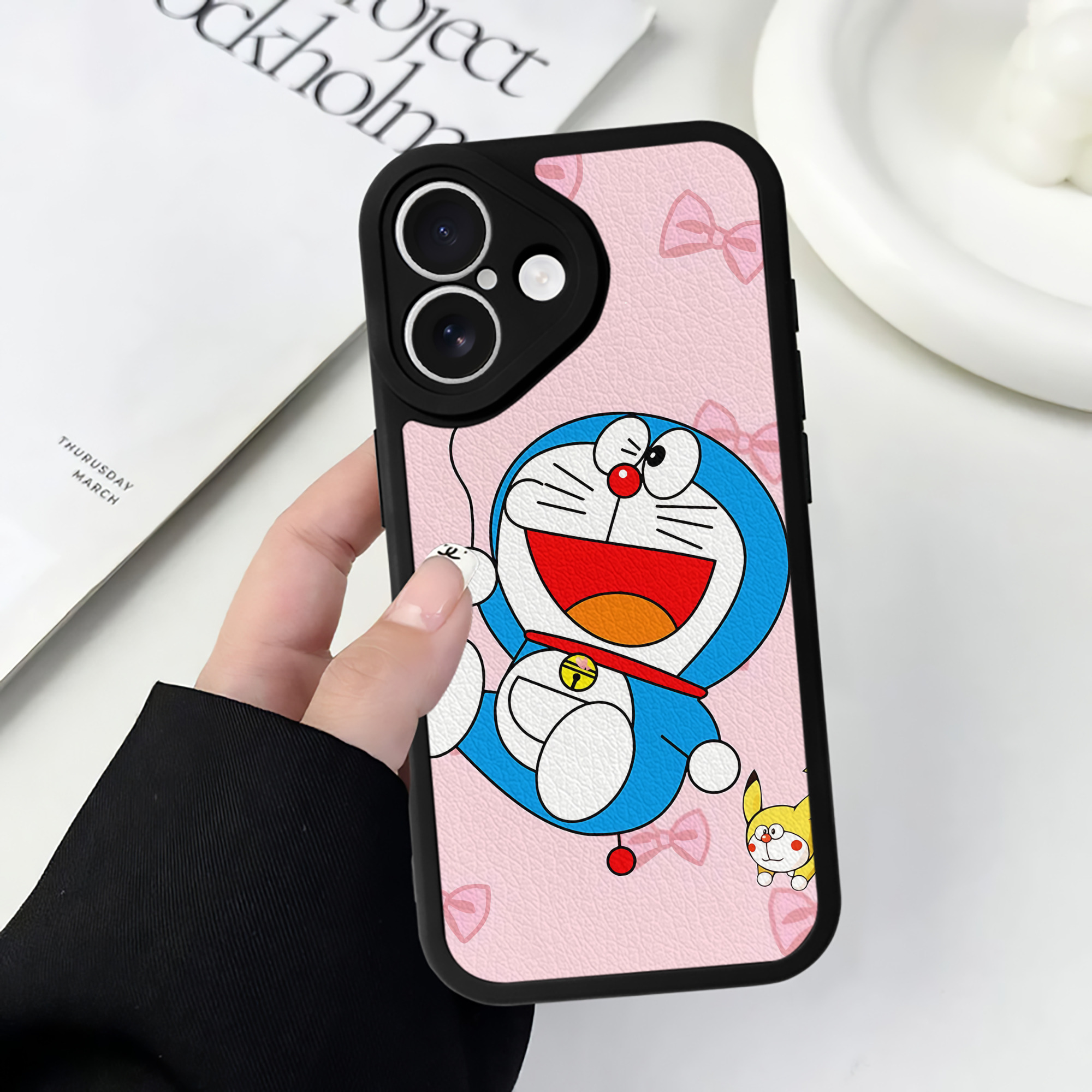 （画像用） ドラえもん Doraemon 【iPhone 16シリーズ対応】シリコンスマホケース（レザー調） 材質：シリコン